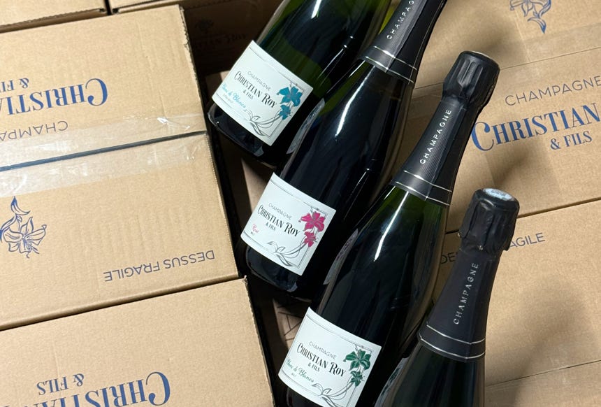 Une variété de bouteilles de vin mousseux présentées de manière artistique, parfaites pour les célébrations.